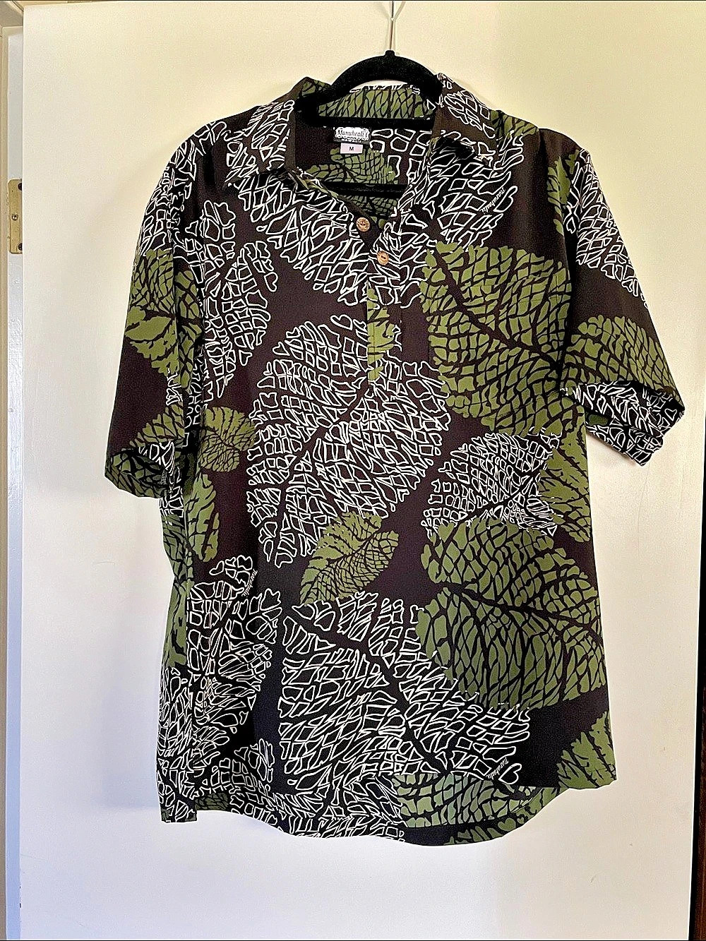 Manuheali'i Hawaiian Floral Button-Up Shirt Black & Green Medium